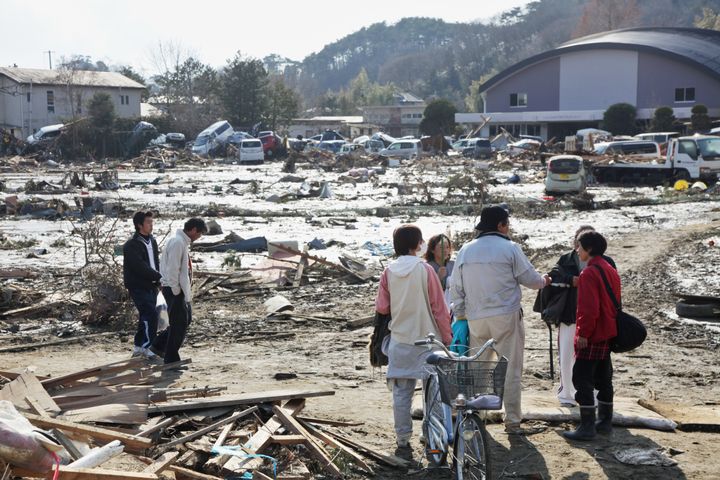 津波で流された乗用車やがれきが散乱する小学校校庭（宮城県・東松島市野蒜、2011年3月13日）