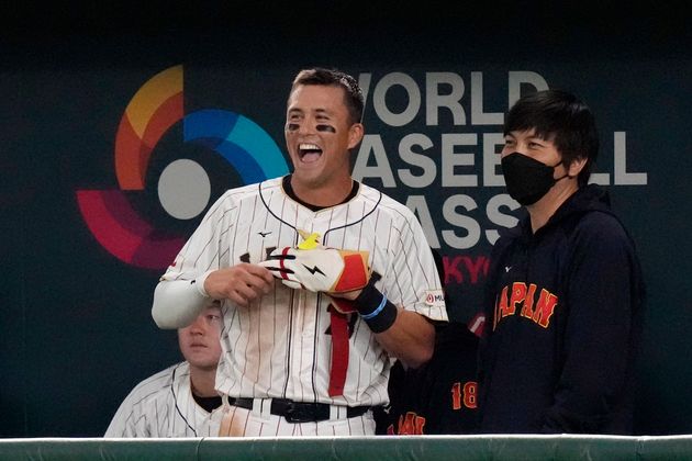 WBC初戦となった中国との試合で、ベンチで笑顔を見せるラーズ・ヌートバー選手（2023年3月9日）