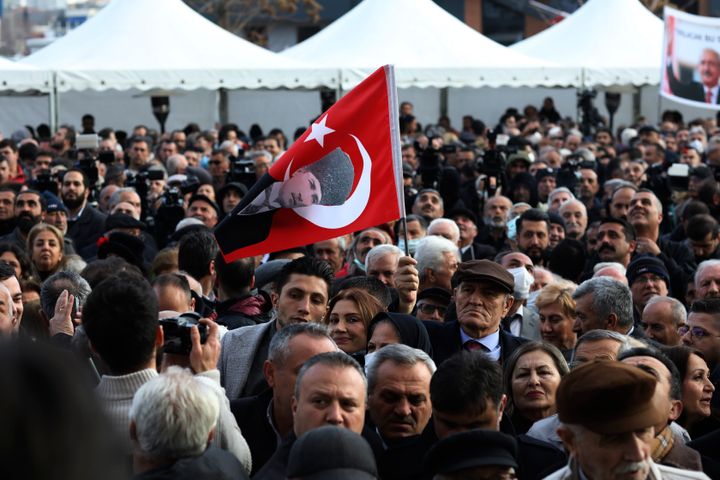 Ένας άνδρας κρατά μια σημαία με την εικόνα του ιδρυτή της Τουρκίας Μουσταφά Κεμάλ Ατατούρκ, καθώς ο Κεμάλ Κιλιτσντάρογλου, ο ηγέτης του φιλοκοσμικού, κεντροαριστερού Ρεπουμπλικανικού Λαϊκού Κόμματος CHP, προτείνεται από μια εξακομματική συμμαχία ως κοινός υποψήφιος απέναντι στον Πρόεδρο Ρετζέπ Ταγίπ Ερντογάν, στην Άγκυρα της Τουρκίας, 6 Μαρτίου 2023. (AP Photo/Burhan Ozbilici)