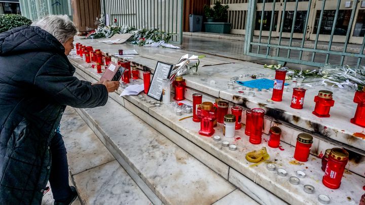 Λουλούδια κεράκια και αφιερώματα για τα θύματα του πολύνεκρου σιδηροδρομικού δυστυχήματος των Τεμπών στο Δικαστικό Μέγαρο Λάρισας. Τρίτη 7 Μαρτίου 2023 (ΛΕΩΝΙΔΑΣ ΤΖΕΚΑΣ/EUROKINISSI)
