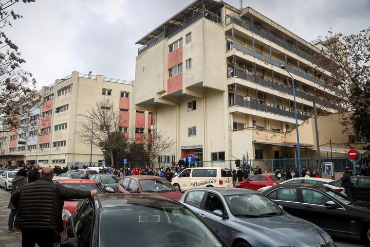 Το Γενικό Νοσοκομείο Λάρισας, όπου μεταφέρονται οι σοροί και οι τραυματίες, από το σιδηροδρομικό δυστύχημα στα Τέμπη, Τετάρτη 1 Μαρτίου 2023 (ΡΑΦΑΗΛ ΓΕΩΡΓΙΑΔΗΣ/ MOTIONTEAM/EUROKINISSI)