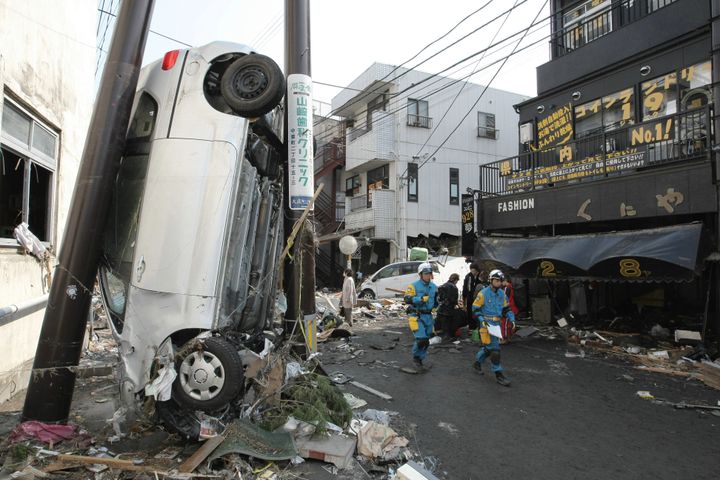 地震による津波で大きな被害を受けた岩手県釜石市。津波で流された車やがれきが至る所に見られる（2011年3月13日撮影）