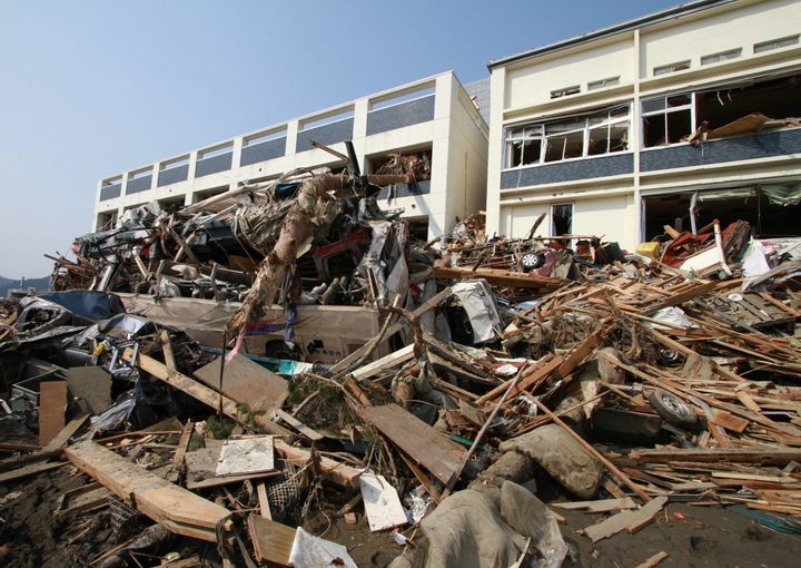 津波で押し流されたがれきで埋もれた岩手県・陸前高田市役所（2011年3月13日撮影）