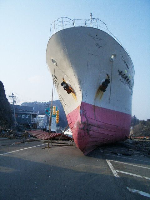 津波で路上に打ち上げられた大型漁船（2011年3月13日撮影、宮城県気仙沼市）