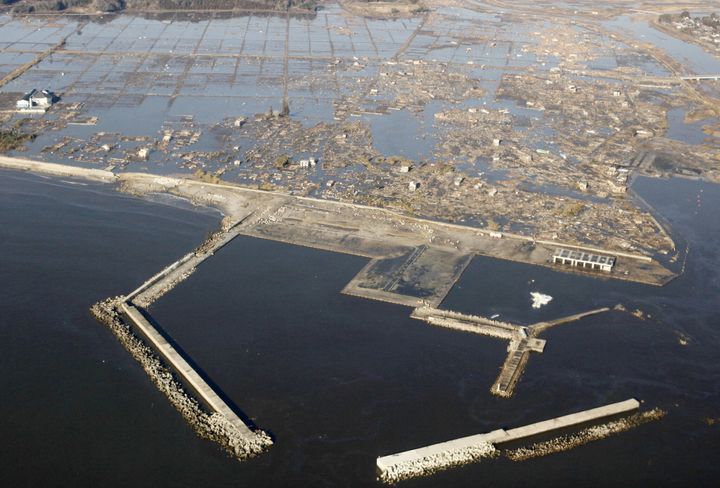 地震と津波により壊滅的被害を受けた港付近（福島県上空）［時事通信社チャーター機より］