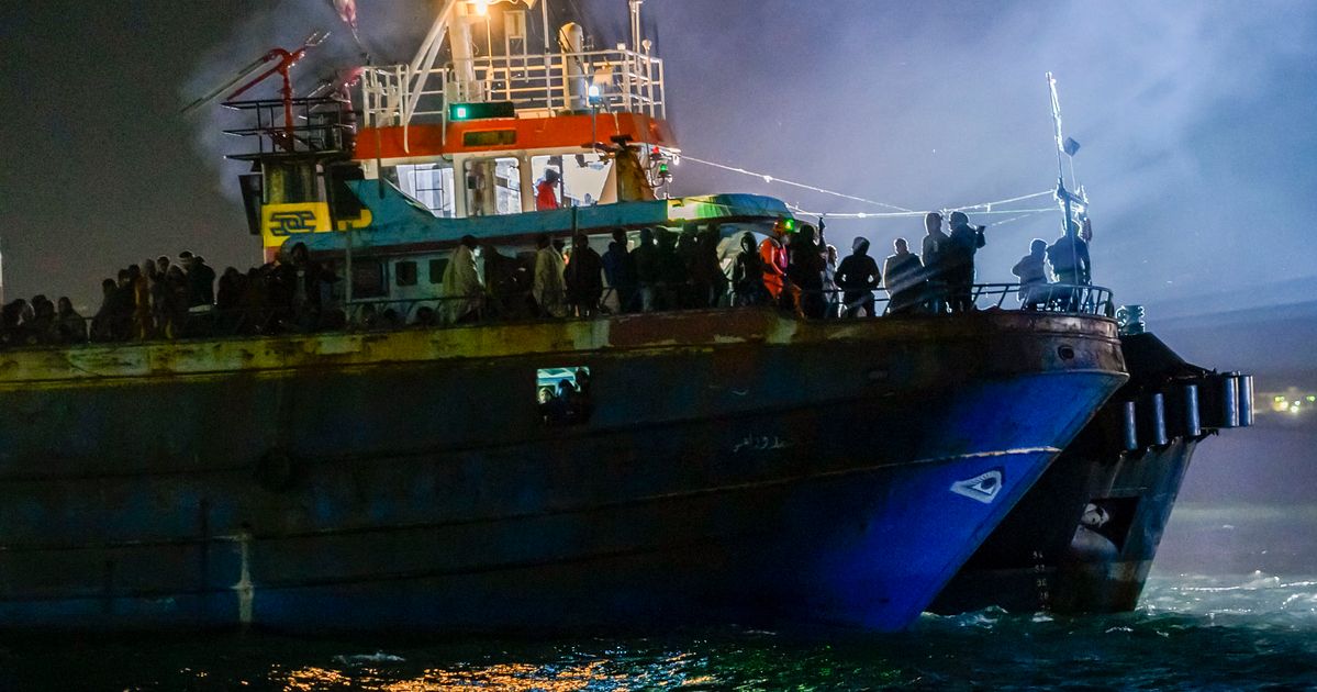 Les garde-côtes italiens et la marine ramènent des centaines de migrants à terre