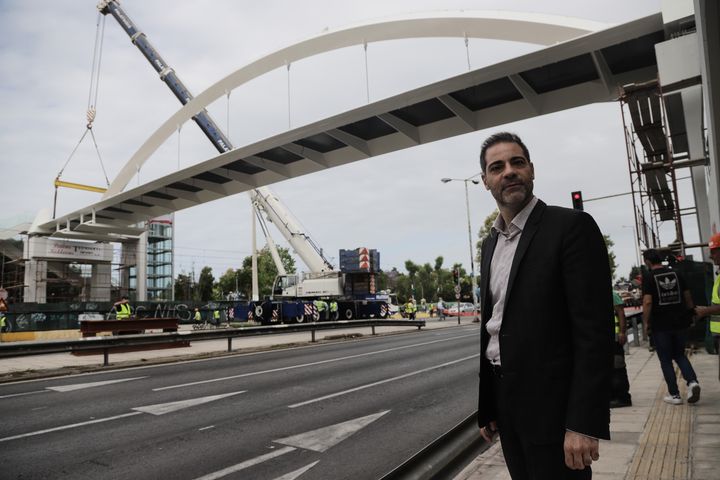Ο δήμαρχος Αλίμοη στις εργασίες για την τοποθέτηση της μεταλλικής πεζογέφυρας στην λεωφόρο Ποσειδώνος το Σάββατο 6 Ιουνίου 2020. (EUROKINISSI/ΓΙΑΝΝΗΣ ΠΑΝΑΓΟΠΟΥΛΟΣ)