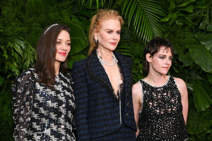Μαριόν Κοτιγιάρ, Νικόλ Κίντμαν και Κρίστεν Στιούαρτ, και οι τρεις φορώντας Chanel, στο Pre-Oscar δείπνο, 11 Μαρτίου 2023, Μπέβερλι Χιλς. 