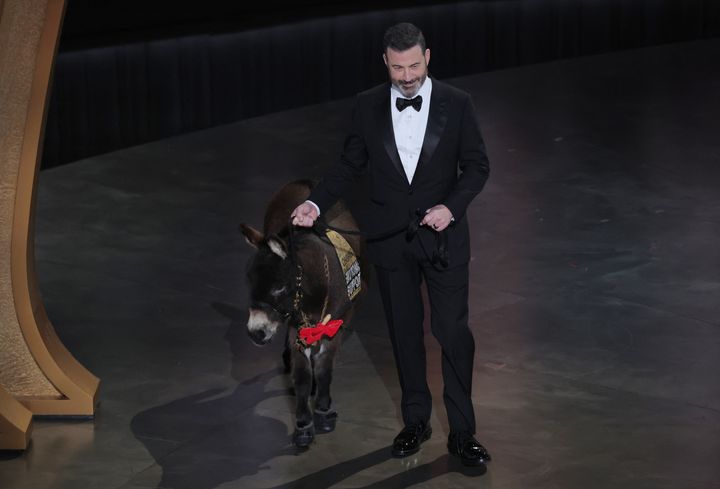 Ο Τζίμι Κίμελ επί σκηνής των Όσκαρ με το γαϊδουράκι. 12 Μαρτίου 2023. REUTERS/Carlos Barria