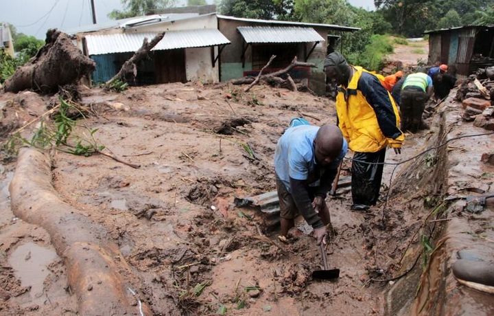 Άνδρες σκάβουν αναζητώντας επιζώντες και θύματα στη λάσπη και τα συντρίμμια που άφησε ο κυκλώνας Freddy στο Chilobwe, Blantyre, Μαλάουι, 13 Μαρτίου 2023.
