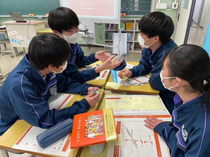 「エイジズム」について話し合う生徒たち