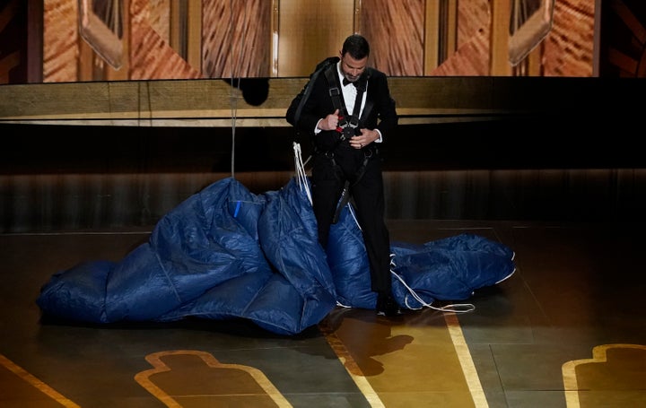 Ο Τζίμι Κίμελ με το αλεξίπτωτο στη σκηνή του Dolby Theatre, ανοίγοντας την τελετή απονομής των 95ων Βραβείων Όσκαρ. (AP Photo/Chris Pizzello)