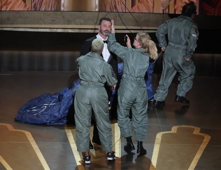 Το προσωπικό της παραγωγής τον βοηθά να ελευθερωθεί από το αλεξίπωτο μετά την προσγείωση. REUTERS/Carlos Barria