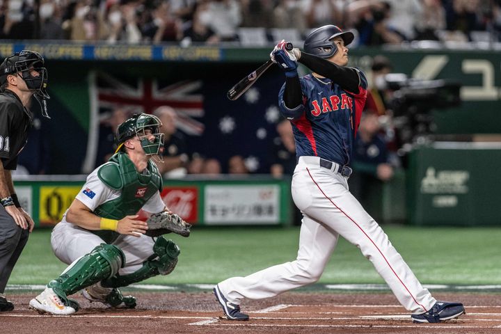 WBCでの第1号ホームランを放つ大谷翔平選手（3月12日撮影）