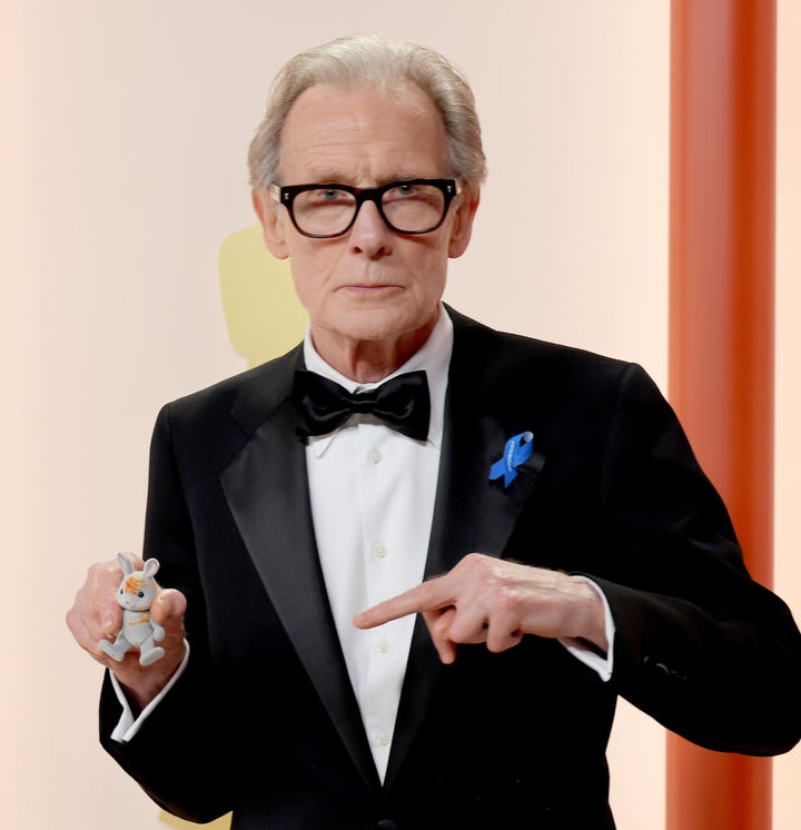 アカデミー賞受賞式でシルバニアファミリーの人形を持つビル・ナイさん(3月12日撮影)