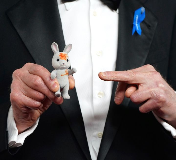 アカデミー賞受賞式でビル・ナイさんが持っていたシルバニアファミリーの人形（3月12日撮影）