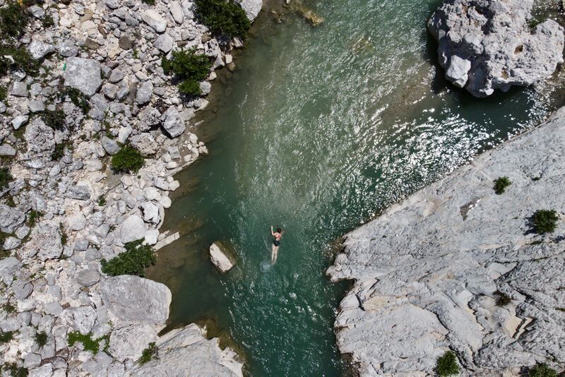 ΦΩΤΟΓΡΑΦΙΑ ΑΡΧΕΙΟΥ: Μια γυναίκα κολυμπά στον παραπόταμο Shushica του ποταμού Vjosa, στο Brataj της Αλβανίας, 12 Ιουνίου 2022. REUTERS/Florion Goga/