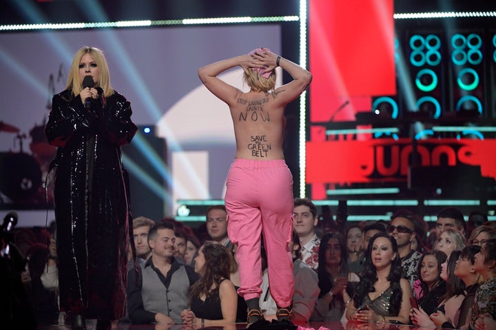 Casey “Ever” Hatherly (right) interrupts Avril Lavigne at the Juno Awards this week.