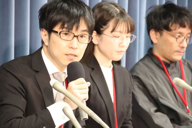 記者会見で給特法の問題点を指摘する現役教員の西村祐二さん（左）、続いて発言した大学生の宇惠野珠美さん（中央）