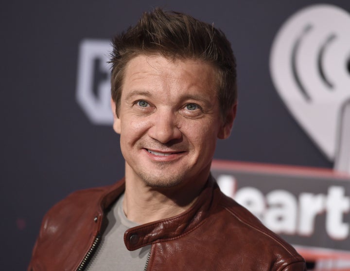 Renner quebrou mais de 30 ossos durante o acidente com o removedor de neve no dia de Ano Novo.