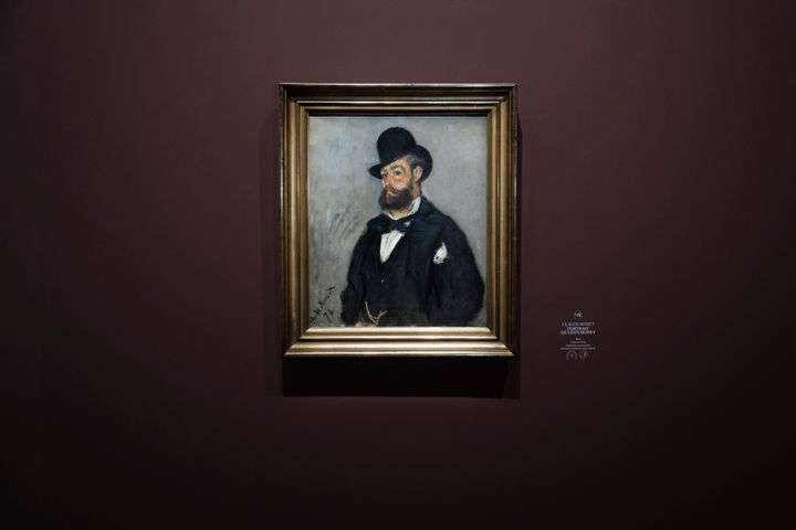 Πορτρέτο του Λεόν Μονέ φιλοτεχνημένο από τον αδελφό του Κλοντ Μονέ, το οποίο παρουσιάζεται στο Musée du Luxembourg, στο Παρίσι, στο πλαίσιο της έκθεσης «Leon Monet. Brother of the artist and collector». 13 Μαρτίου 2023. (AP Photo/Lewis Joly)