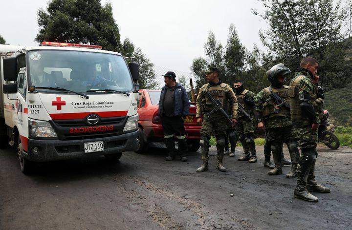 Ένα ασθενοφόρο φτάνει καθώς το προσωπικό διάσωσης συνεχίζει την έρευνα για ανθρακωρύχους που έχουν παγιδευτεί μετά από έκρηξη σε ανθρακωρυχείο στη Σουτατάουσα της Κολομβίας, 15 Μαρτίου 2023.