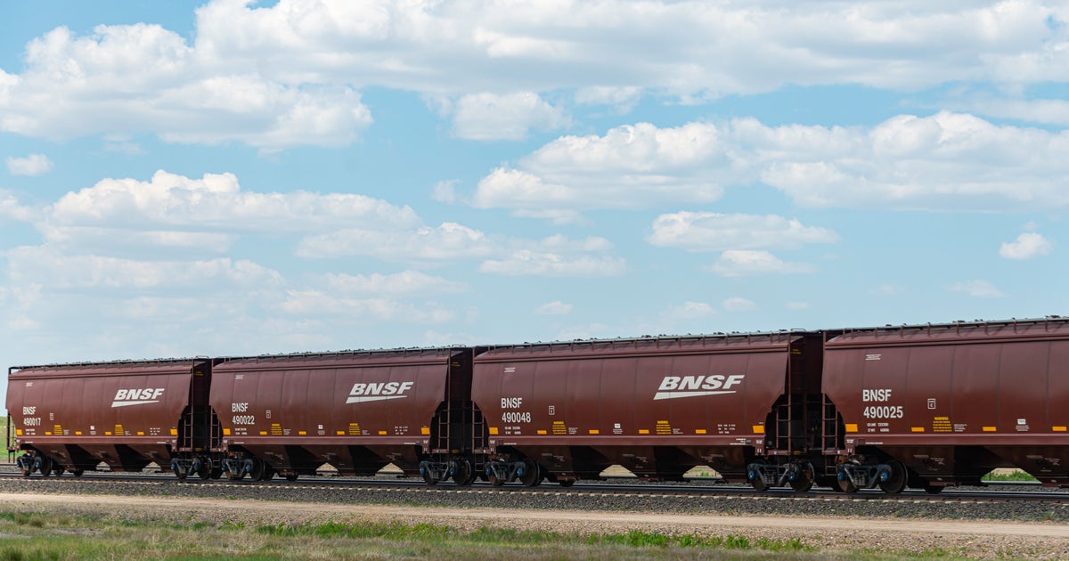 NextImg:Train Hauling Corn Syrup Derails In Arizona; No Injuries