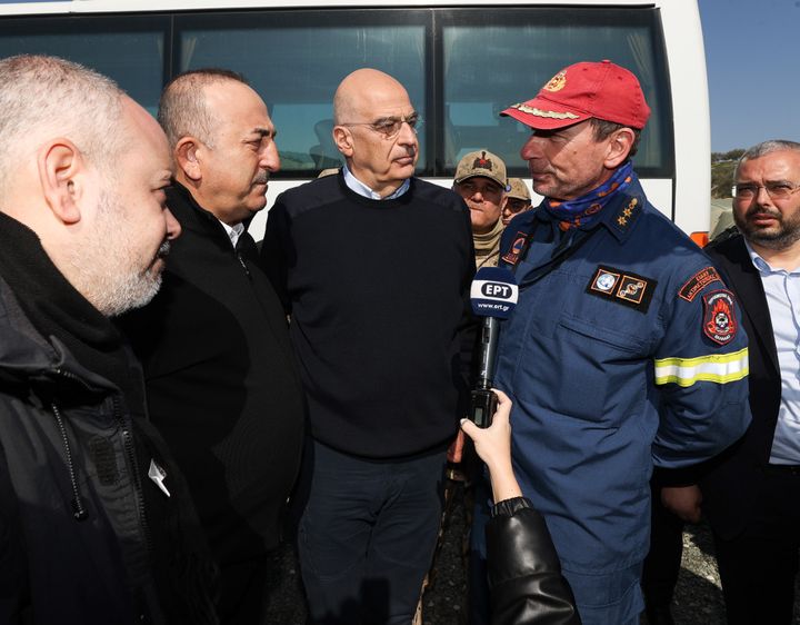 ΧΑΤΑΪ, ΤΟΥΡΚΙΑ: Ο Τούρκος υπουργός Εξωτερικών Μεβλούτ Τσαβούσογλου και ο Έλληνας ομόλογός του Νίκος Δένδιας επισκέπτονται συνεργεία έρευνας και διάσωσης που προέρχονται από το εξωτερικό μετά από σεισμούς 7,7 και 7,6 Ρίχτερ που έπληξαν πολλές επαρχίες της Τουρκίας, συμπεριλαμβανομένου του Χατάι στις 12 Φεβρουαρίου 2023. (Photo by Cem Ozdel/Anadolu Agency via Getty Images)