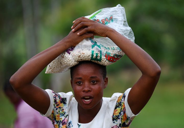 Mια γυναίκα, θύμα πλημμύρας από το χωριό Mtauchira μεταφέρει τρόφιμα που έλαβε από την κυβέρνηση του Μαλάουι στον απόηχο του κυκλώνα Φρέντι στο Μπλάνταϊρ του Μαλάουι, 16 Μαρτίου 2023.