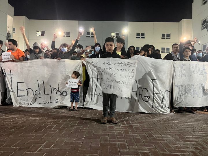 أفغان يتجمعون في مخيم للاجئين الأفغان في أبو ظبي ، عاصمة الإمارات العربية المتحدة ، للاحتجاج على نقلهم إلى الولايات المتحدة في 13 فبراير 2022.