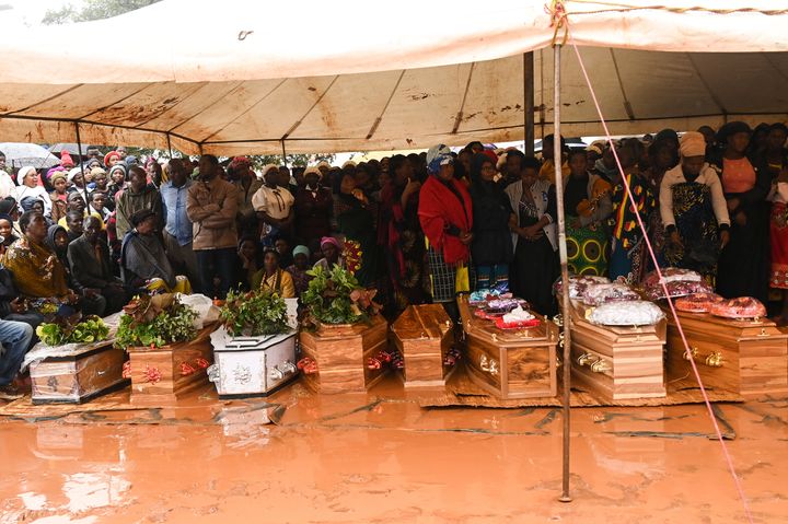 Ο κόσμος παρευρίσκεται στην τελετή ταφής ορισμένων από τους ανθρώπους που έχασαν τη ζωή τους μετά από έντονες βροχοπτώσεις που προκλήθηκαν από τον κυκλώνα Φρέντι στο Μπλάνταϊρ, νότιο Μαλάουι, Τετάρτη, 15 Μαρτίου 2023.