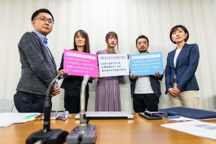 記者会見した(左から)神⾕悠⼀さん、野宮亜紀さん、時枝穂さん、 杉⼭⽂野さん、⽴⽯結夏さん=2023年3月16日撮影