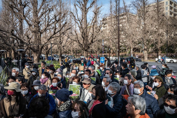 明治神宮外苑の再開発に反対し抗議する人々（2023年2月12日）