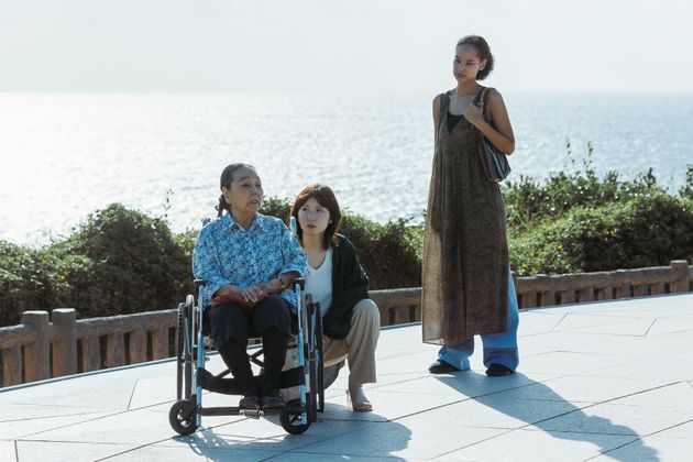 桜の祖母・大嶺ヨシ役は、沖縄出身の吉田妙子さん（左）が務めた