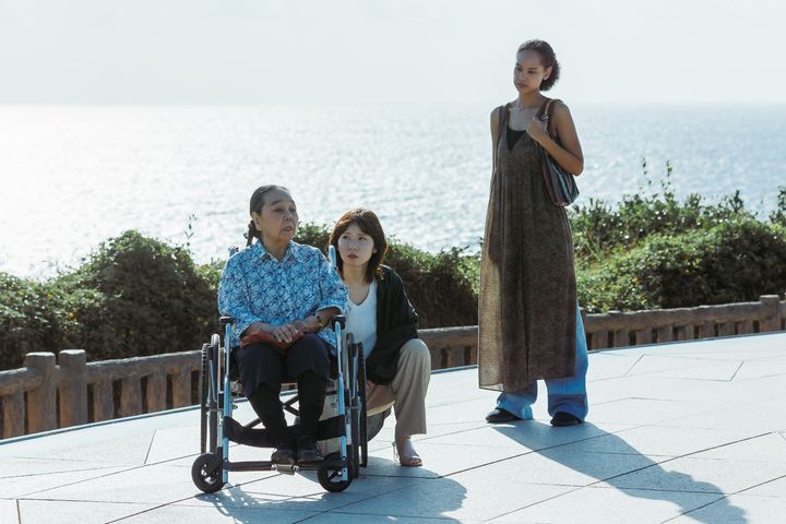 桜の祖母・大嶺ヨシ役は、沖縄出身の吉田妙子さん（左）が務めた