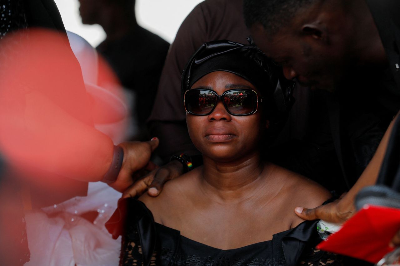 H Κριστιάνα Ατσουπιέ Τουασάμ, δίδυμη αδερφή του Γκανέζου ποδοσφαιριστή Κρίσταν Ατσού 31 ετών, θρηνεί κατά τη διάρκεια της κηδείας στην Άκρα της Γκάνας. 17 Μαρτίου 2023
