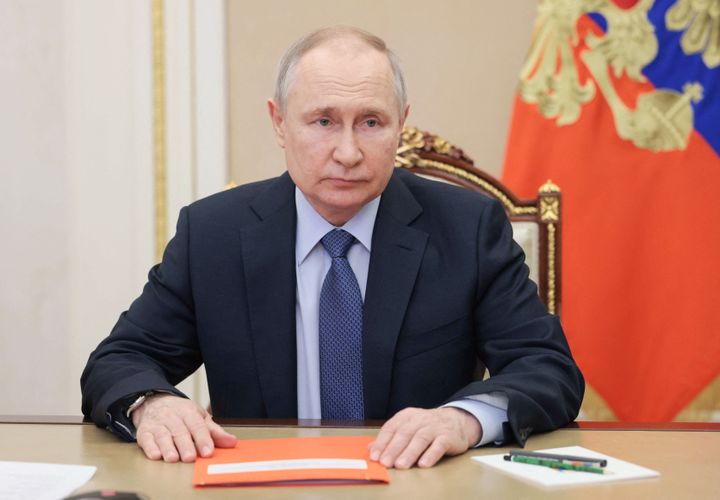 Der russische Präsident Wladimir Putin leitet am 17. März 2023 über eine Videoverbindung eine Sitzung des Sicherheitsrates im Kreml in Moskau. (Foto von Mikhail METZEL / SPUTNIK / AFP)