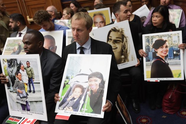 ワシントンD.C.でエチオピア航空302便墜落事故の犠牲者たちの写真を掲げる遺族（2019年10月30日）