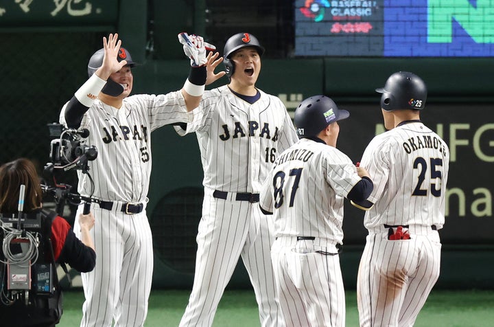 WBCの準々決勝・日本vsイタリア。3回、3ランを放った岡本和真選手(右端)を祝福する大谷翔平選手(左から2人目)と村上宗隆選手(左端)=2023年3月16日、東京ドーム