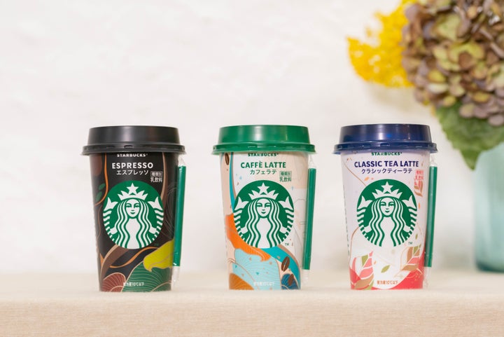 左から、リニューアルした「スターバックス® エスプレッソ」、「スターバックス® カフェラテ」、「スターバックス® クラシックティーラテ」。