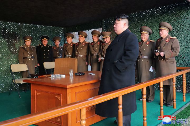 Ο Κιμ Γιονγκ Ουν παρακολουθεί στρατιωτικές ασκήσεις σε άγνωστη τοποθεσία στην Νότια Κορέα (10 Μαρτίου 2023) 