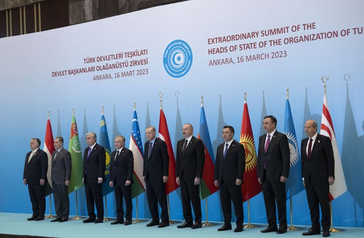 Σύνοδος του «Οργανισμού Τουρκικών Κρατών» Ο Ερντογάν μαζί με τους προέδρους του Αρζεμπαϊτζάν, του Καζακστάν, του Κιργιστάν, του Ουζμπεκιστάν, τον Ερσίν Τατάρ από το ψευδοκράτος, τον πρωθυπουργό της Ουγγαρίας Βίκτωρ Ορμπάν και τον επικεφαλής του Συμβουλίου του Λαού του Τουρκμενιστάν