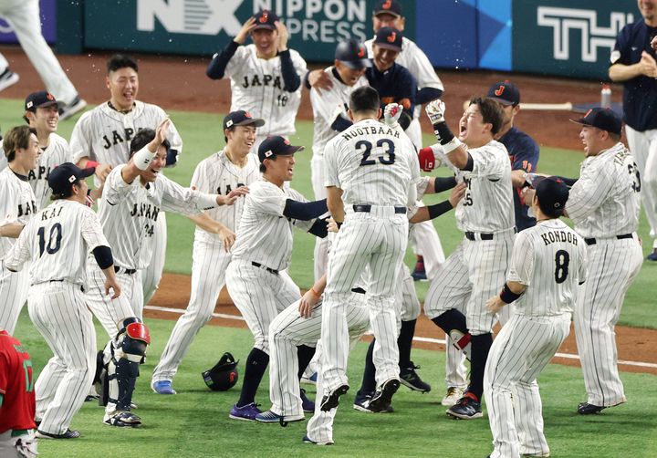 メキシコに逆転サヨナラ勝ちし、喜ぶ村上宗隆選手（右から4人目）ら