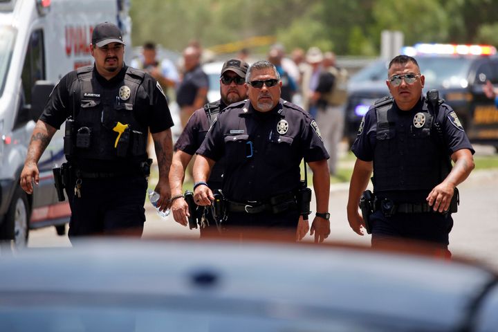 Die Polizei geht nach einer Schießerei, bei der am 24. Mai 2022 in Uvalde, Texas, 19 Kinder und zwei Lehrer getötet wurden, in die Nähe der Robb Elementary School.