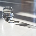 Τι θα πάθουμε αν πίνουμε νερό από το ίδιο ποτήρι για μια