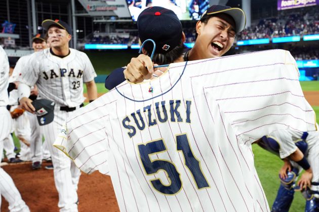 WBCで日本が優勝し、鈴木誠也選手のユニフォームを掲げたが、アメリカでは勘違いされているようだ（2023年3月21日、米フロリダ州マイアミ）