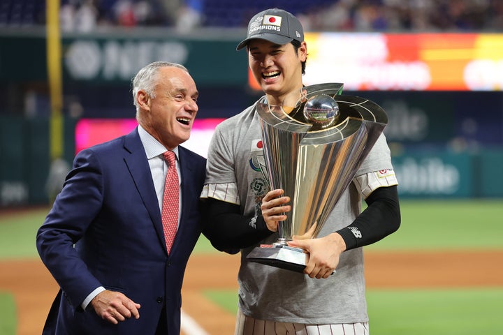 WBCで世界一を決め、優勝トロフィーを手に喜ぶ大谷翔平選手＝2023年3月21日、アメリカ・フロリダ州