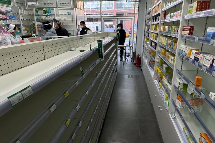 Experten ignorierend, kostete Chinas plötzlicher Null-COVID-Exit Leben 2 Leere Regale sind in einer Apotheke zu sehen, als Kunden am 13. Dezember 2022 in Peking versuchen, Medikamente zu finden, um sich auf eine Welle des COVID-19-Ausbruchs vorzubereiten.