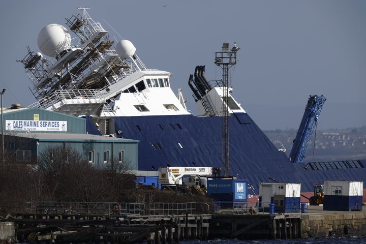 LEITH, ΣΚΩΤΙΑ - 22 ΜΑΡΤΙΟΥ: Εικόνα μετά από ανατροπή ενός πλοίου σε γωνία 45 μοιρών στην περιοχή Imperial Dock στο Leith στις 22 Μαρτίου 2023 στο Leith της Σκωτίας. Η αστυνομία είπε ότι το ερευνητικό σκάφος «Petrel» άρχισε να γέρνει, αφού εκτοπίστηκε σε μια αποβάθρα. (Photo by Jeff J Mitchell/Getty Images)