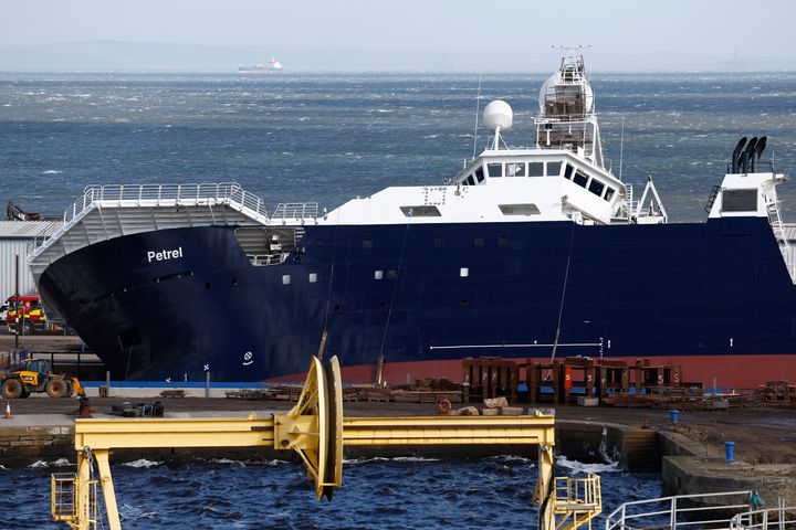 LEITH, ΣΚΩΤΙΑ - 22 ΜΑΡΤΙΟΥ: Εικόνα μετά από ανατροπή ενός πλοίου σε γωνία 45 μοιρών στην περιοχή Imperial Dock στο Leith στις 22 Μαρτίου 2023 στο Leith της Σκωτίας. Η αστυνομία είπε ότι το ερευνητικό σκάφος «Petrel» άρχισε να γέρνει, αφού εκτοπίστηκε σε μια αποβάθρα.. (Photo by Jeff J Mitchell/Getty Images)